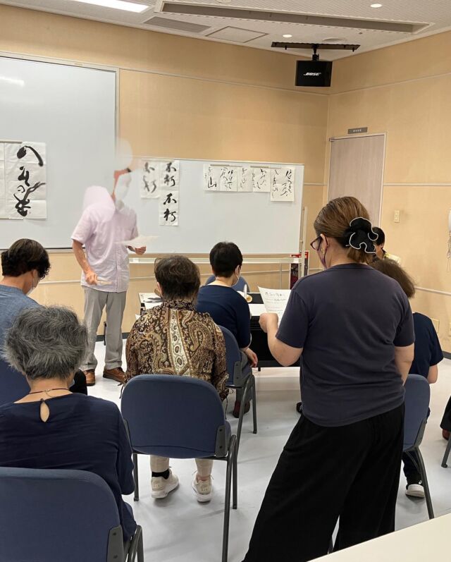 2023.7月9日（日）第2回作品づくり研修会をを実施しました。
2025年の65周年記念展に向けて、各々書きたい言葉を準備して、字典を調べ、各先生にアドバイスいただにながら形にしていきました。サイズや軸、額などの装丁も少しずつ視野に入れて1年かけて仕上げていきます。どんな作品になるかとても楽しみですね！言葉のイメージを大切に。印の押し方、コツ、後処理の仕方も再確認しました。
#書道
#漢字
#仮名
#楷書#行書#草書 
#散らし書き 
#手書き
#書道作品展