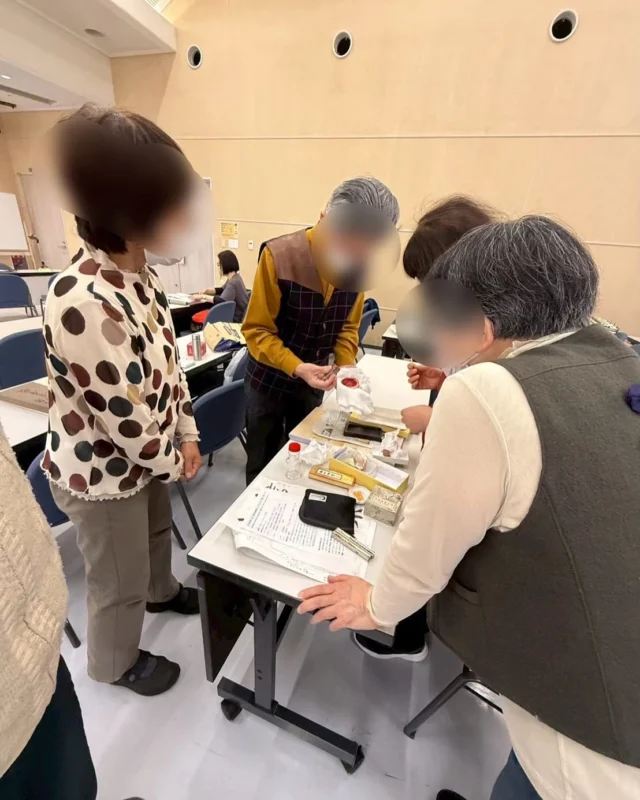 2025.4.27（日）第１回高段者講習会
場所：門真ルミエールホール研修室

落款・名前はついつい自分の癖が出がち、あまり考えずに入れてしまいがちです。今回の研修では、実際に小作品を書いてみて、どこにどういう風に入れれば作品がまとまり、引立つのかを研修しました。
印の押し方も、曲がったり、かすれたりと意外と難しいものです。曲がらないよう印矩（いんく）の使い方や、印泥の付け方・練り方なども復習できました。

また、春季昇段試験の練習に来られた方も数名。熱心に取り組んでおられました。

次回は、7月６日（日）「”白（空間）”の生かし方」です。有段者の方は是非ご参加ください。お待ちしております。

#書道#落款#名前の入れ方#印の押し方#印泥#印矩#空間の生かし方#書道研修会#書道講習会