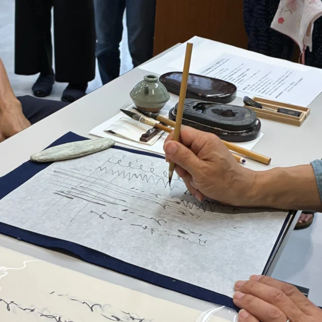 仮名筆の持ち方

軸をかなり立てて持ちます。
自分のエネルギーが筆先に集中して、
紙面に伝えるイメージで。

★紙を撫でているだけにならないように気を付けましょう。
★大筆も同じです。

#仮名#筆の持ち方