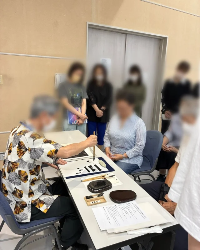 2025.8.31（日）秋季研修会
場所：門真ルミエールホール研修室

秋季昇段級試験兼誌上展の練習をしました。
今回はいつもより硬筆の練習希望者も多かったです。
漢字半紙では名前、落款の入れ方にお悩みの方も多数。Ｋ先生にお手本を頂き練習しました。
仮名はＨ先生より筆の持ち方の基本から散らし書きのポイントまで丁寧にご指導いただきました。ありがとうございました。

次回は1月25日、臨書の研修会を実施します。たくさんの会員さんのご参加をお待ちしております。

#書道#書道研修会#臨書#東洋芸術院#楷書#仮名#行書#草書#落款#筆の持ち方#半紙#散らし書き